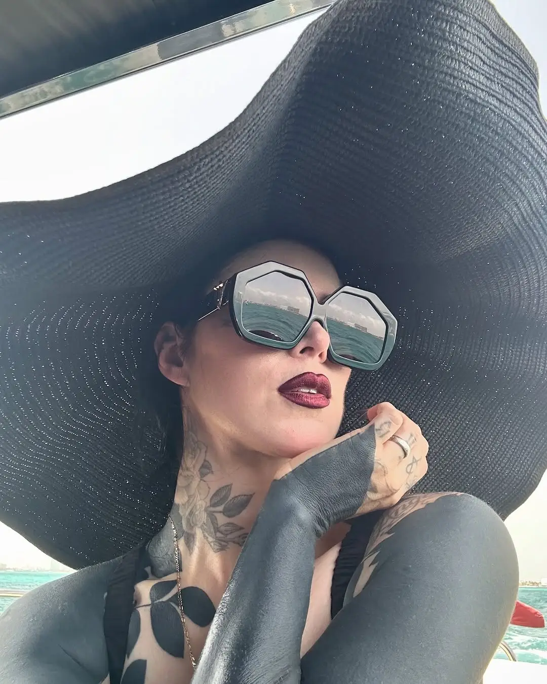 Most of her arms are blacked out. (thekatvond/Instagram)