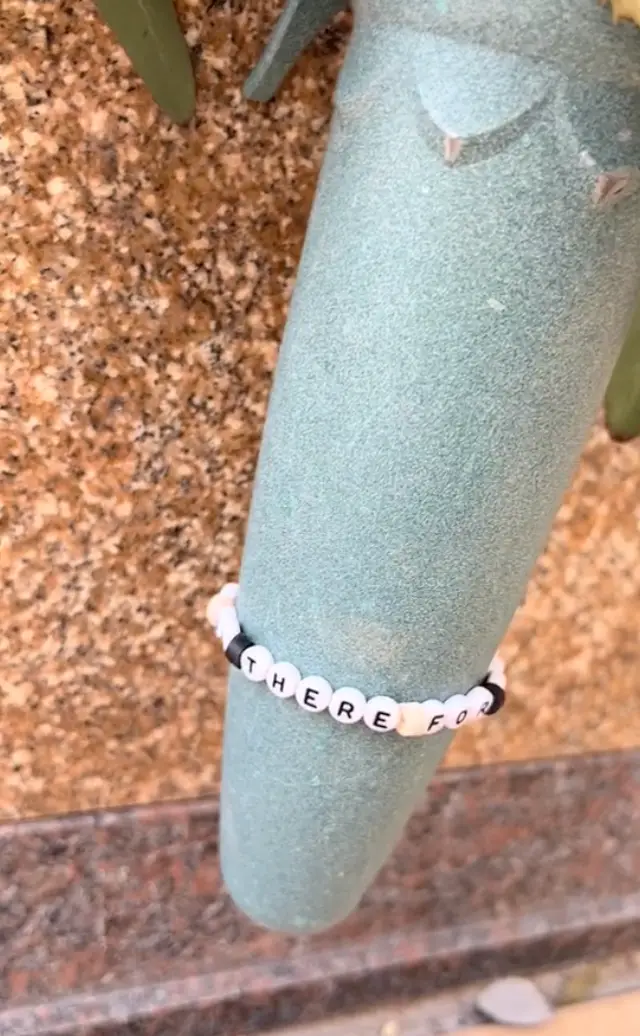 A Friends fan visited Matthew Perry’s grave.