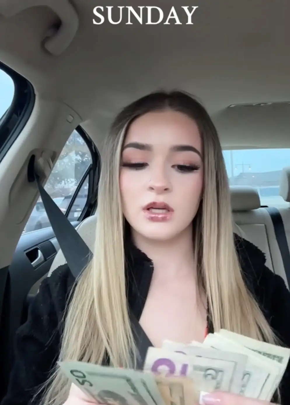 The Hooters waitress made the most money on Sunday during her experiment. TikTok/@savwayy