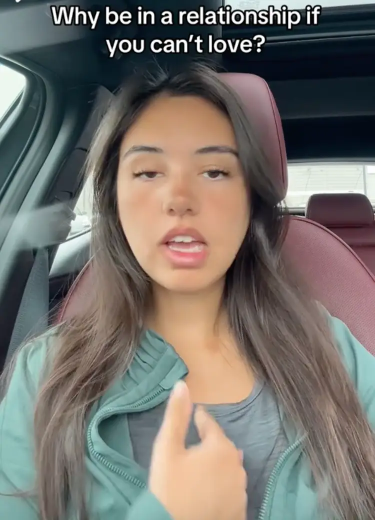 Despite 'not feeling love', she continues to date (Tiktok/@victhepath)