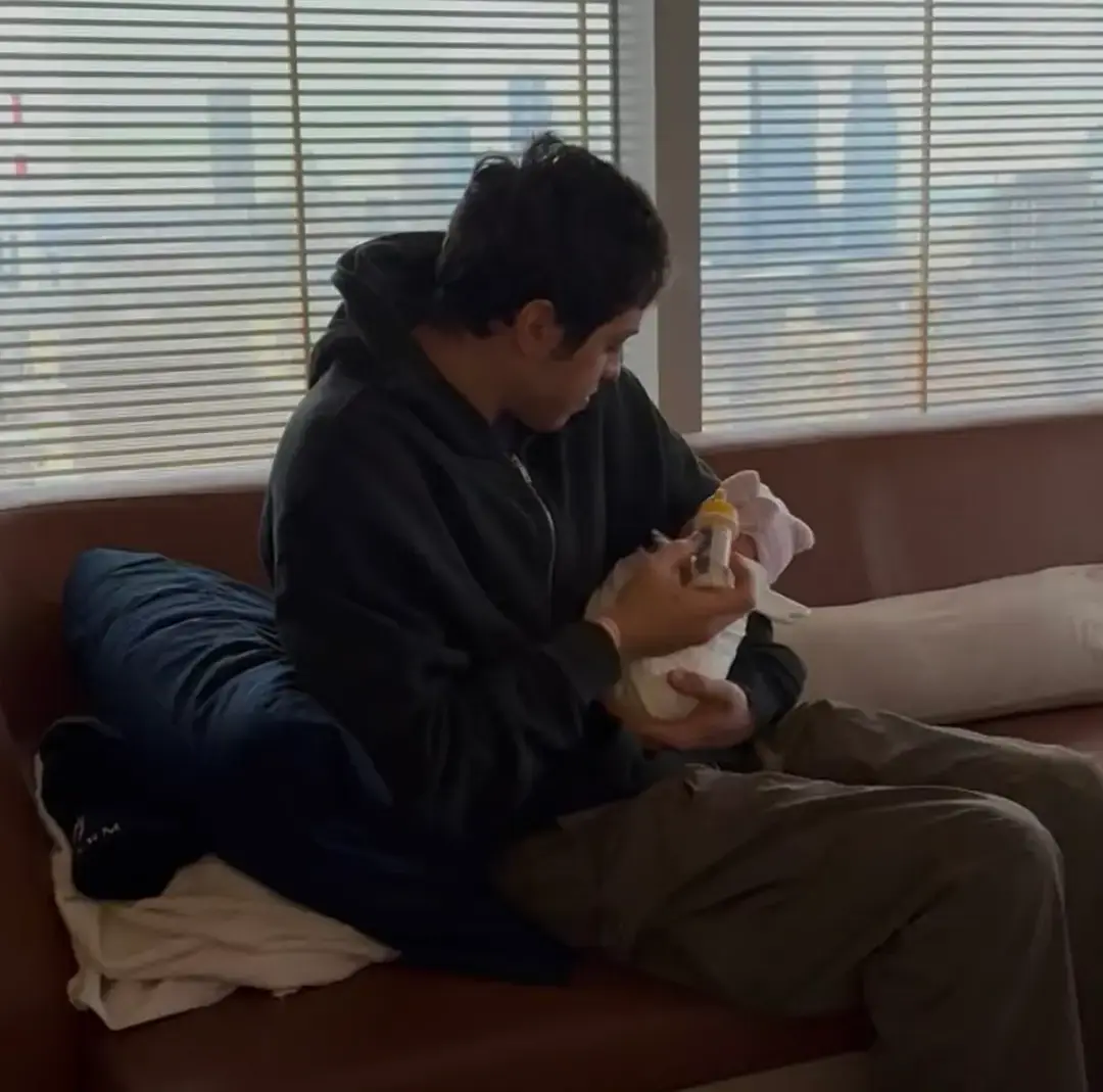 Pete spoke about becoming a dad being 'a lot of fun'. (Instagram/@elsie)