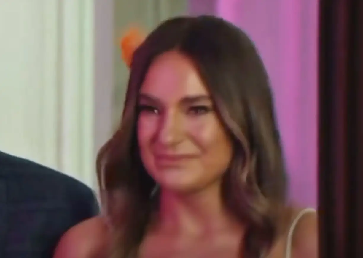 Kristina couldn't believe what she was seeing. (E4)