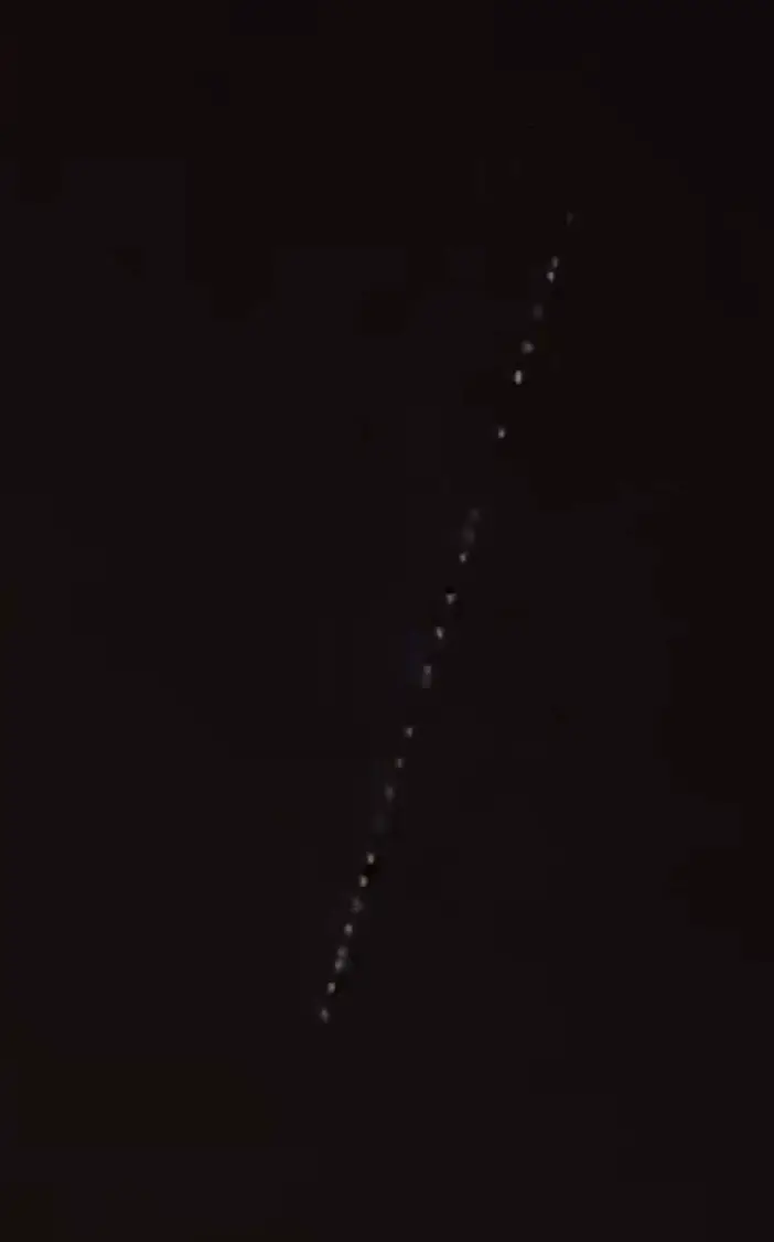They formed a long line of dots in the sky (@JackAitchison15/X)