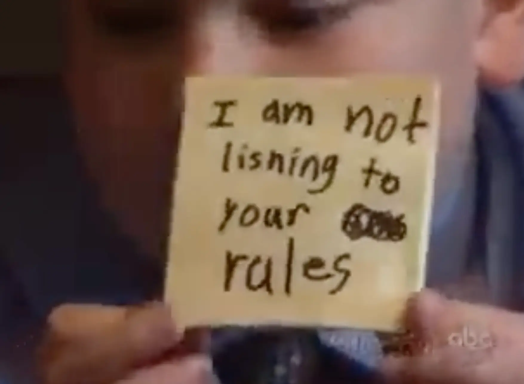 Curtis holds up the post-it note (ABC)