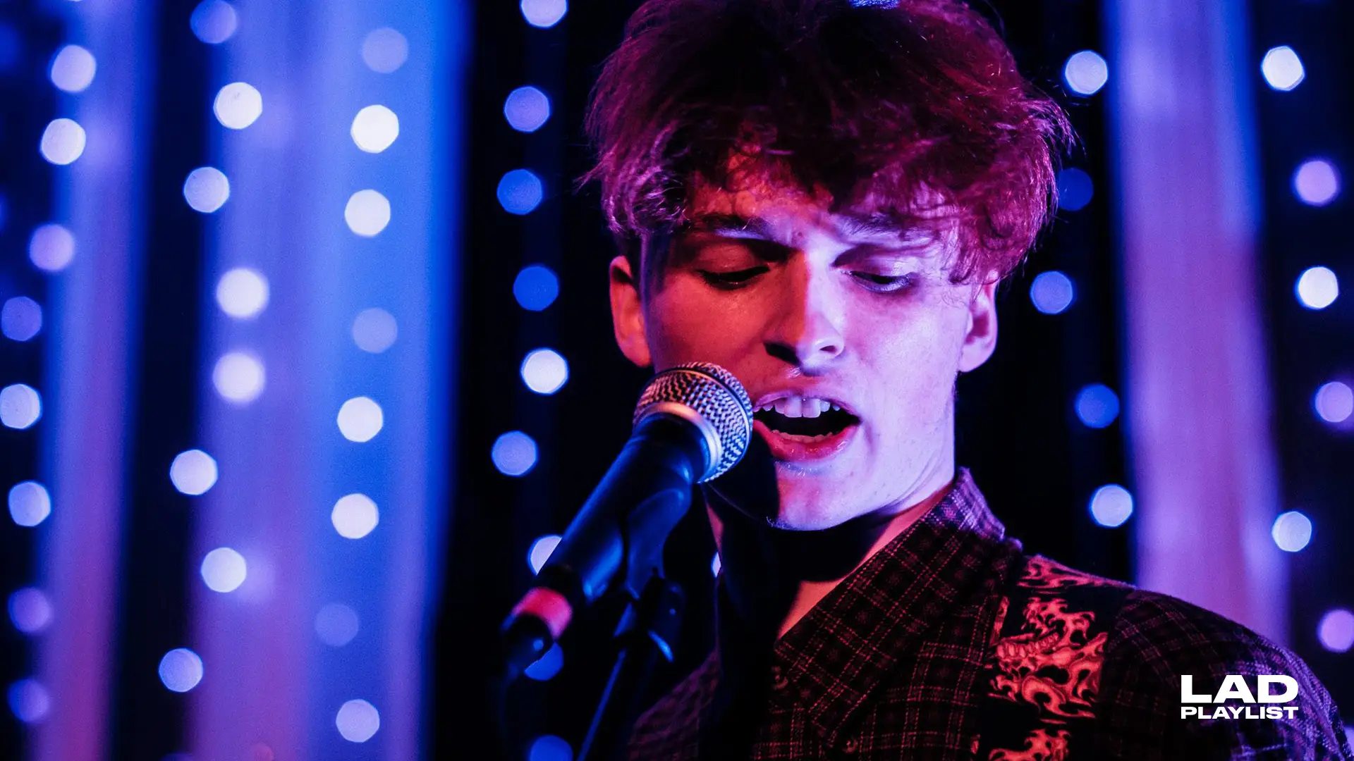 Skinner performing live at The Hut (Facebook)