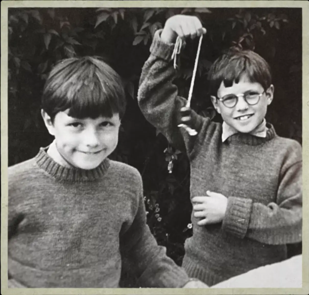 Marcus and Alex Lewis as young kids (Netflix)