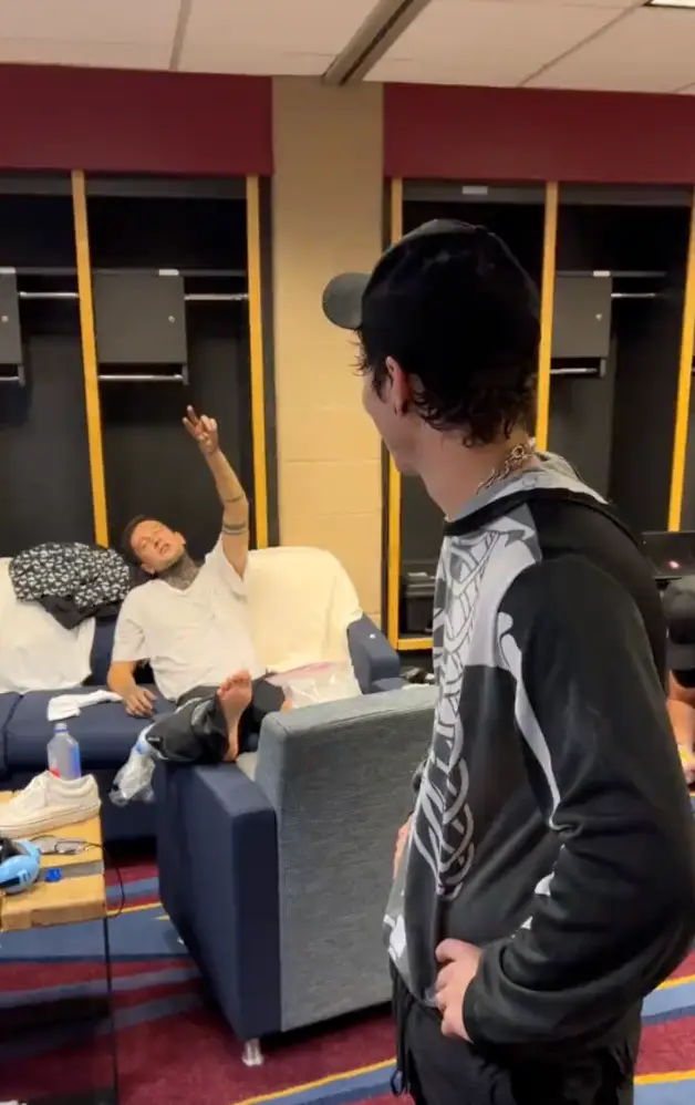 It looks like the two are still friends.