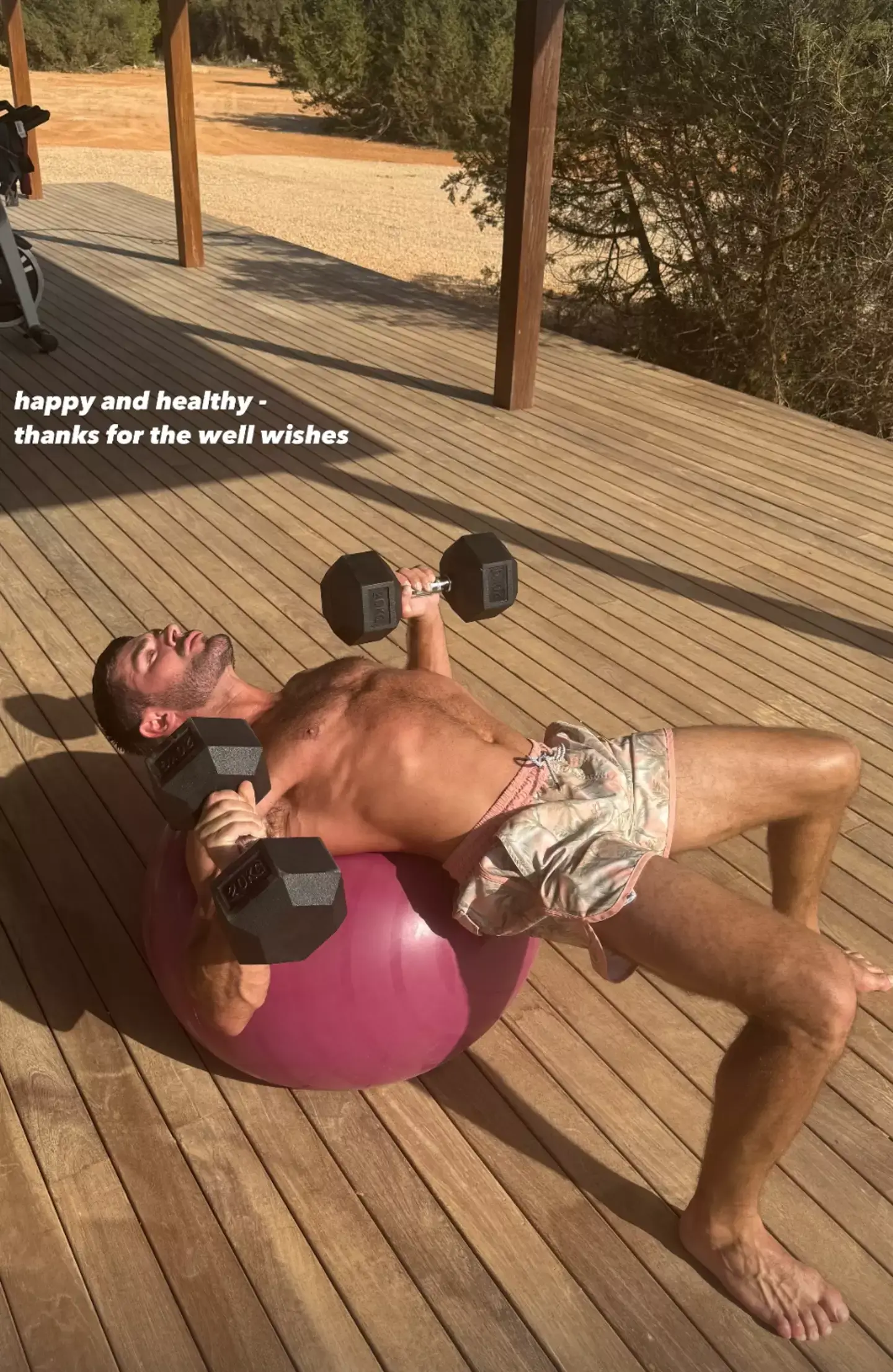 He looks to be doing more than okay. (Instagram/@zacefron)