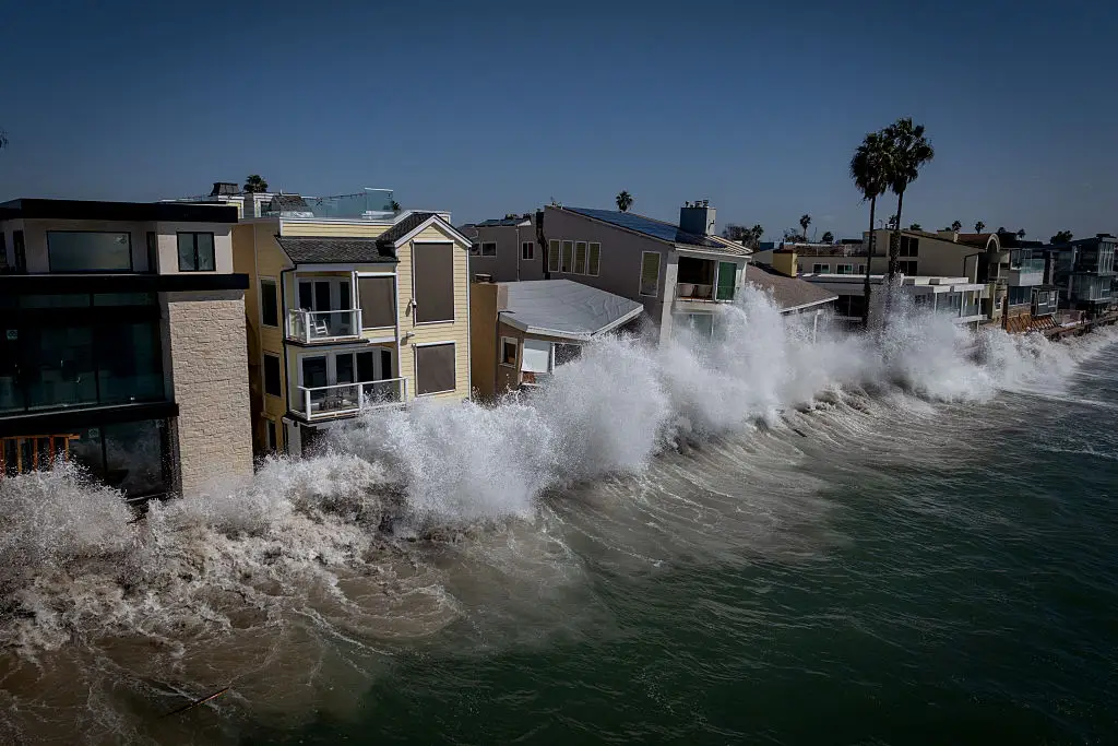 Homes in Long Beach in California being hit by waves in October 2026 (Eric Thayer / Los Angeles Times via Getty Images)