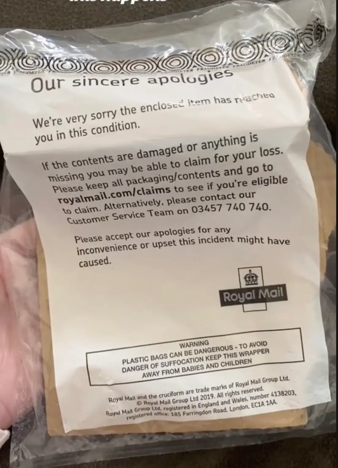 Instead, she claims to have received a plastic bag with an empty cardboard box inside (TikTok/@chloemcclure43)