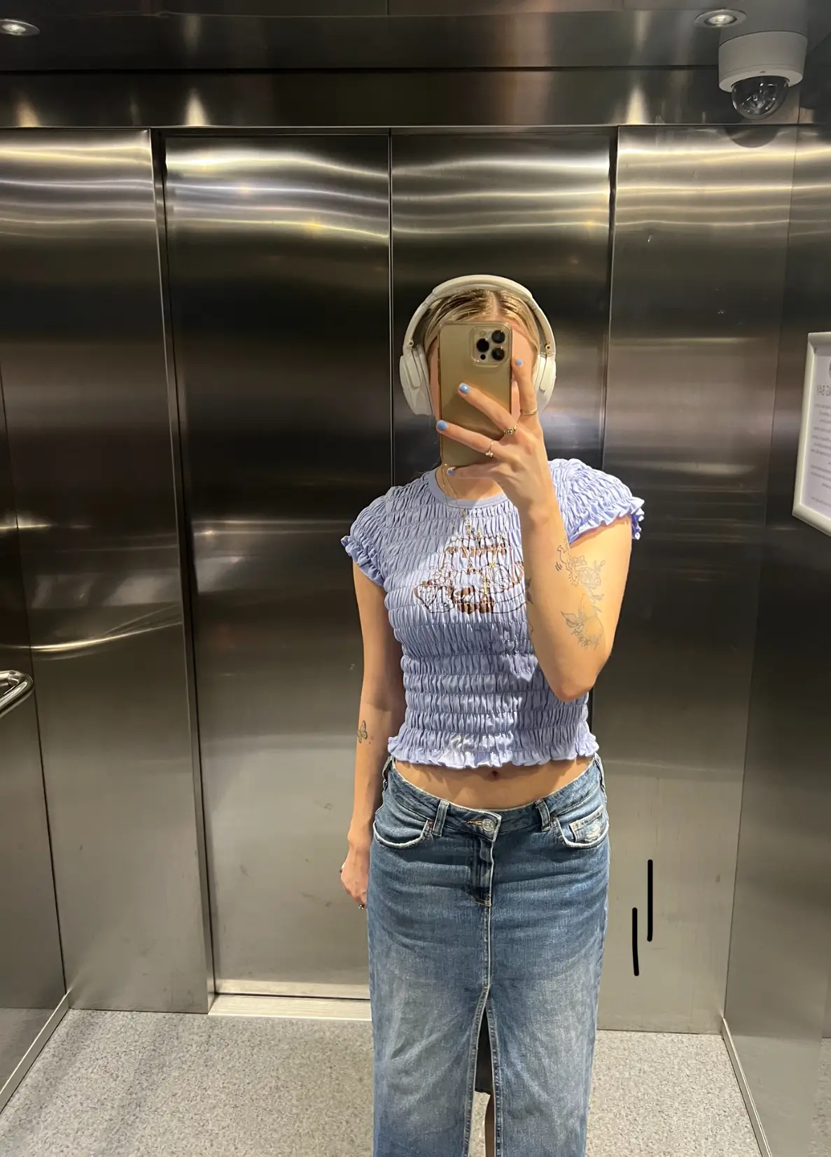 Spot the vape (difficult edition). Yeah, I tried my hardest to make sure it wasn't in any pics, so I frequently had one hand behind my back in outfit pics because it HAD to be in my hand, all the time.