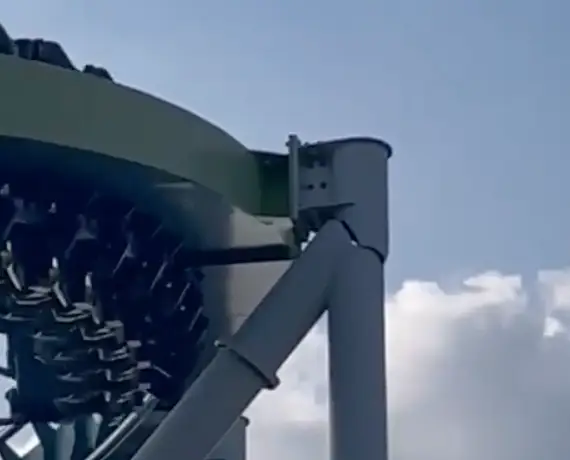 Jeremy Wagner spotted the crack when visiting Carowinds.