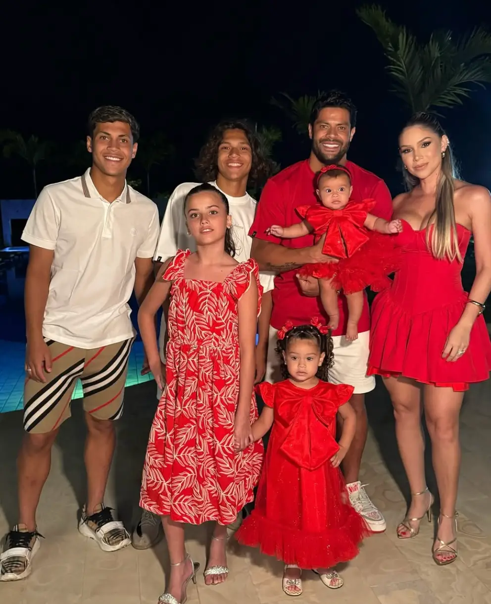 He shares three children with Iran and two with Camila (Instagram/@hulkparaiba)