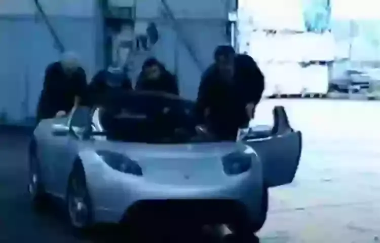 The Tesla Roadster review on Top Gear didn't go great, and Elon Musk didn't take it well (BBC)