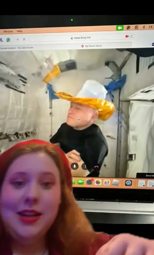 Daryn facetiming her dad in space (TikTok/@darynthepuff.cos)