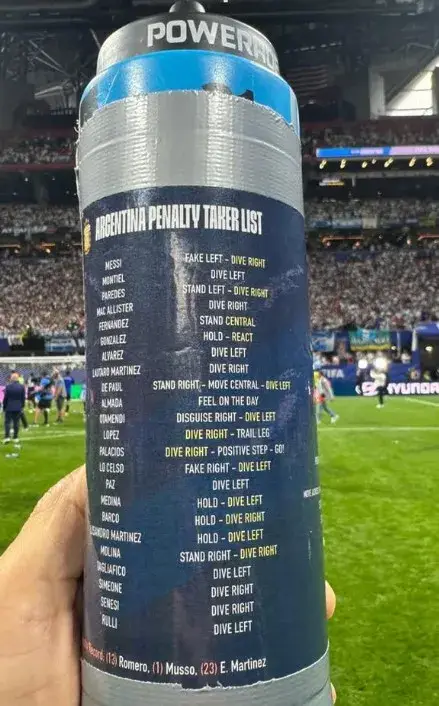 Pickford reportedly left his water bottle on the pitch at full time (Instagram/@luismartin_9)