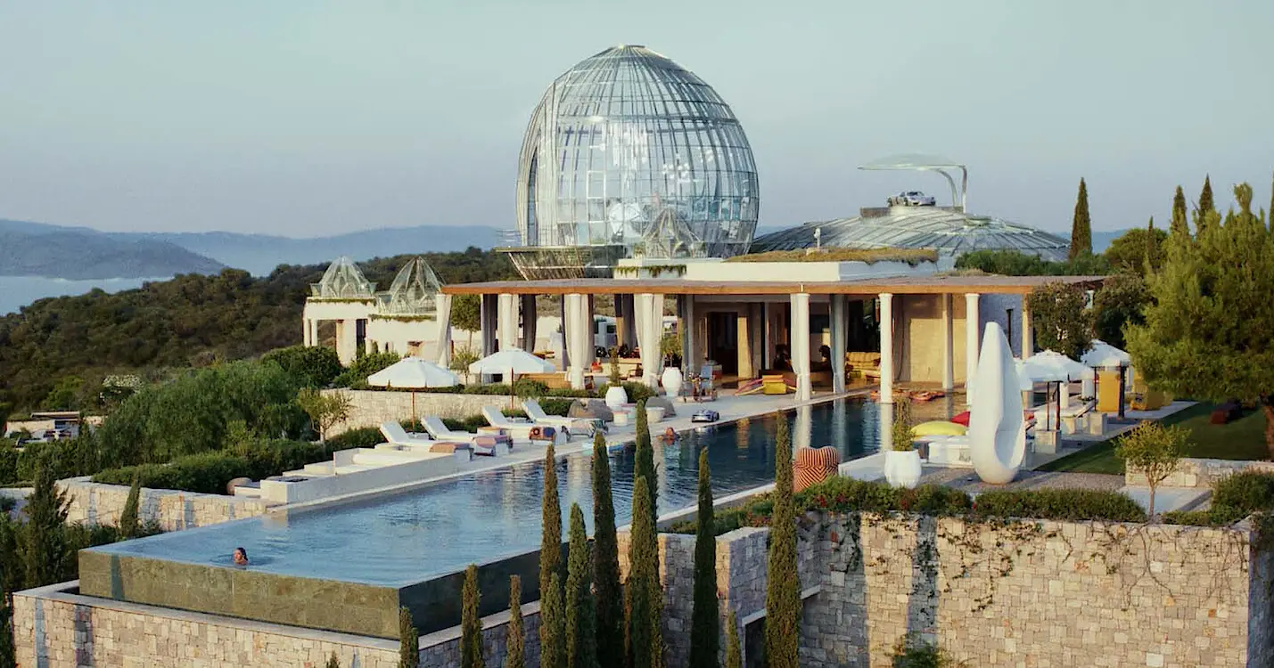 The impressive Glass Onion.