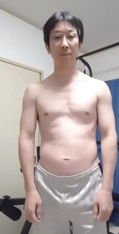 His physique when he started the challenge (YouTube/tasuke challenge)