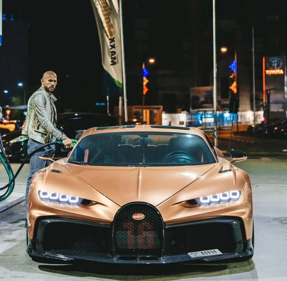 Tate and the copper-coloured Bugatti (X/@Cobratate)