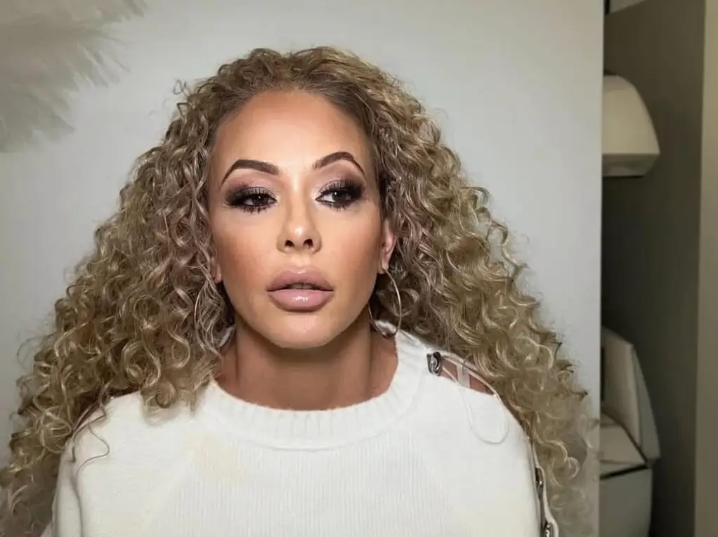 She doesn't get why people put their babies on the floor (Instagram/@skye_taylor_xx)