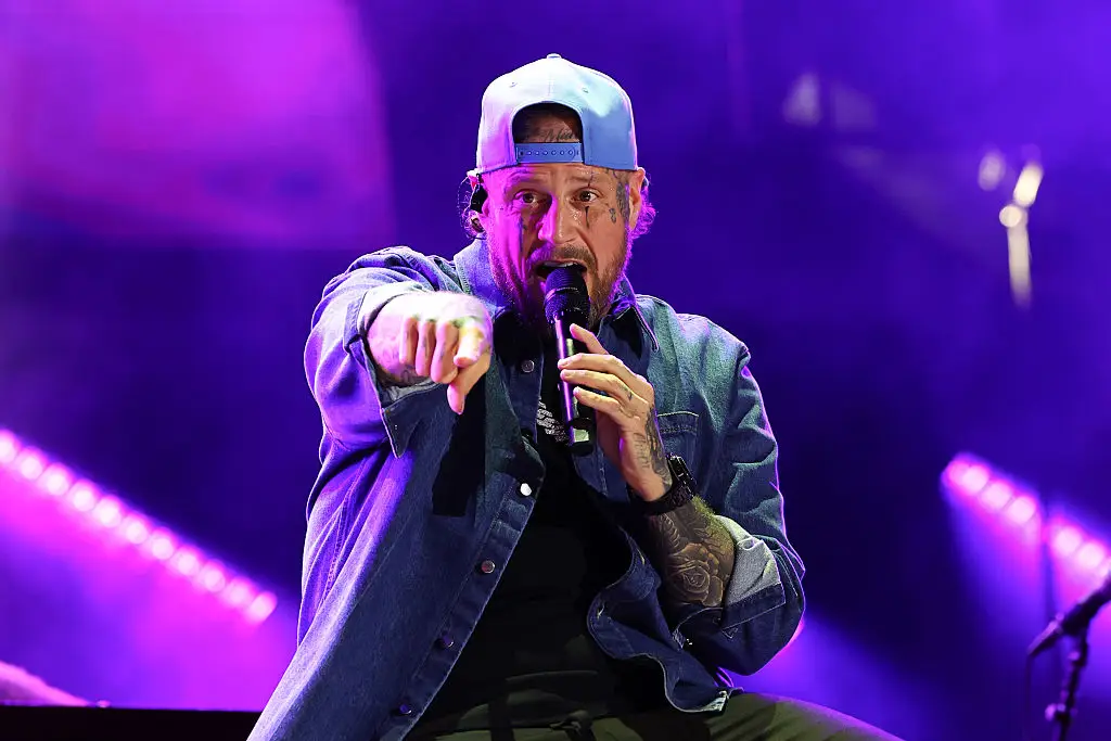 Unless my eyes deceive me, he's not wearing it during this recent performance either (Terry Wyatt/WireImage)