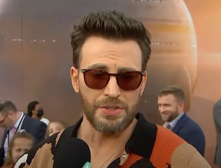 His accent... oops. (YouTube/@AccessHollywood)