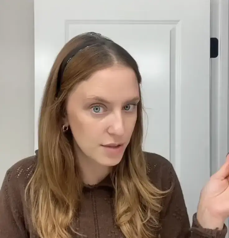 She highlighted manspreading as the worst thing you can do on a flight (cherdallas/TikTok)