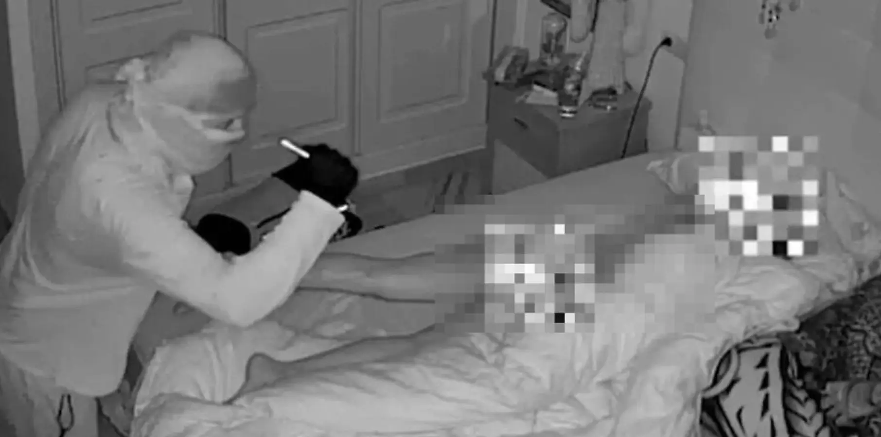 The disturbing video captured the intruder ogling Pilar as she slept (Cuatro Televisión)