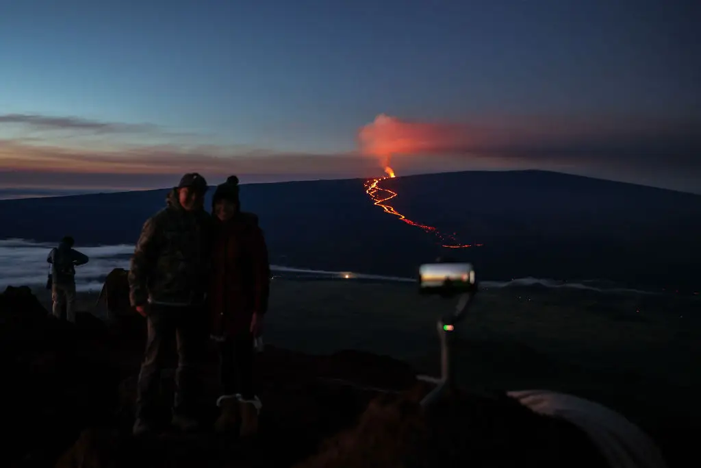 Mauna Loa erupting (Tayfun Coskun/Anadolu Agency via Getty Images)