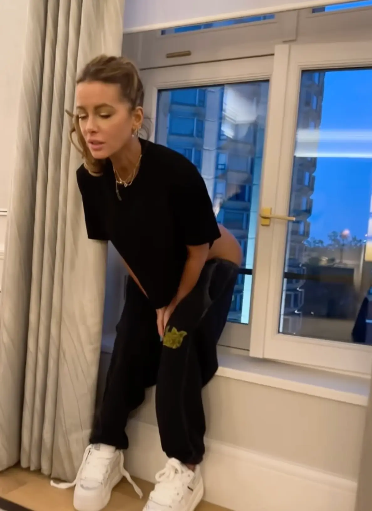 Kate Beckinsale surprised fans with her antics at her apartment window in London (Instagram/@katebeckinsale)