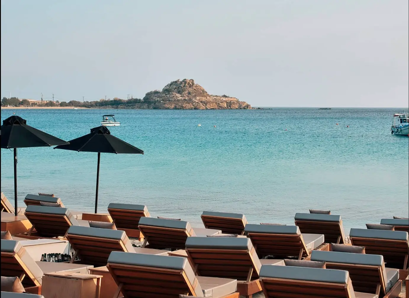 The waterfront bar boasts of beautiful views online (Instagram/@dkmykonos)