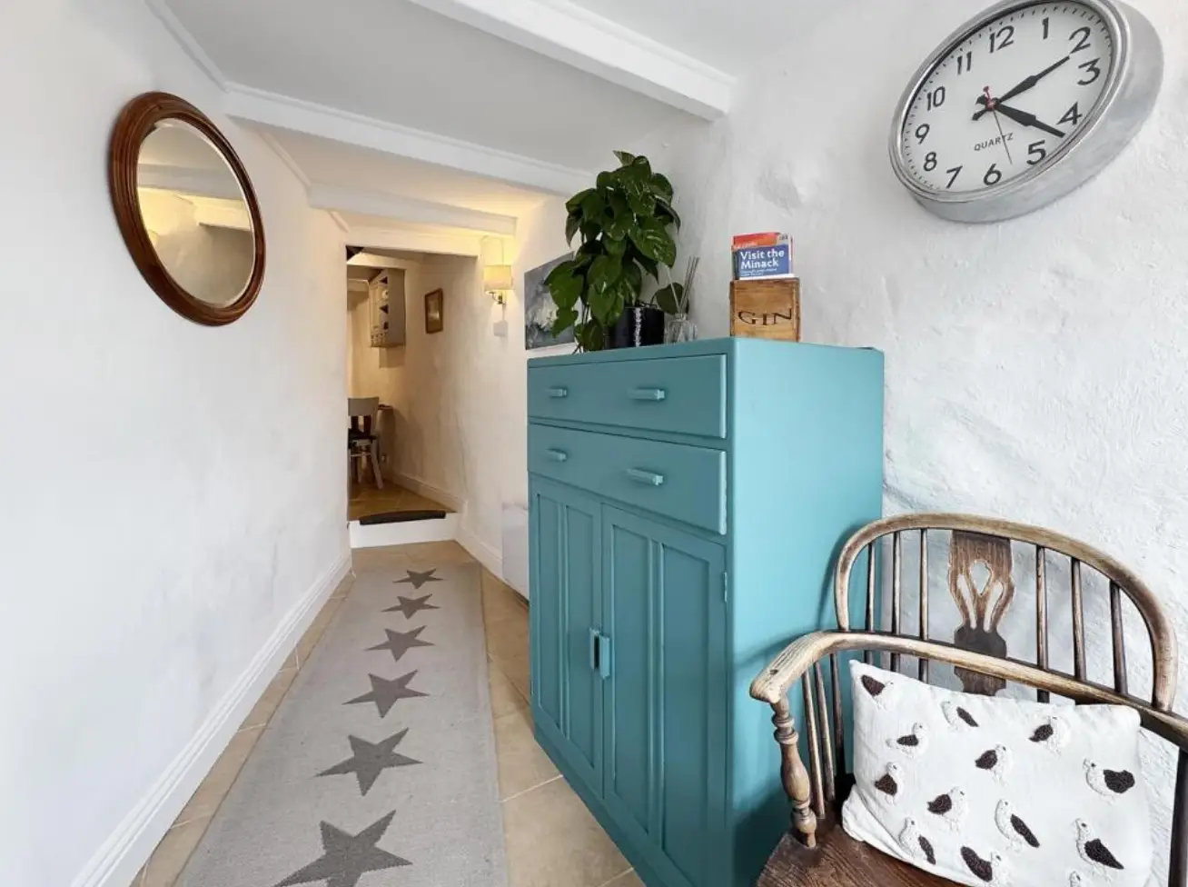 The home gets significantly narrower once you're inside (Rightmove)