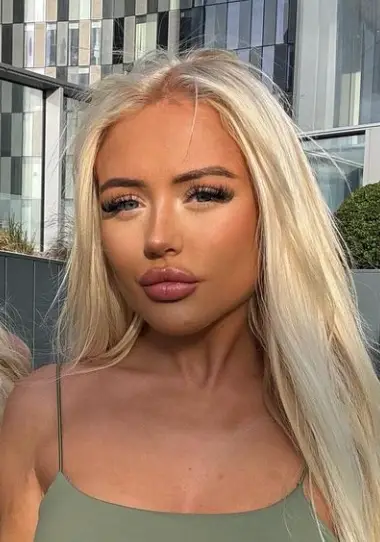 The star has urged men to stop basing their size off porn. (Instagram/Belle Olivia)