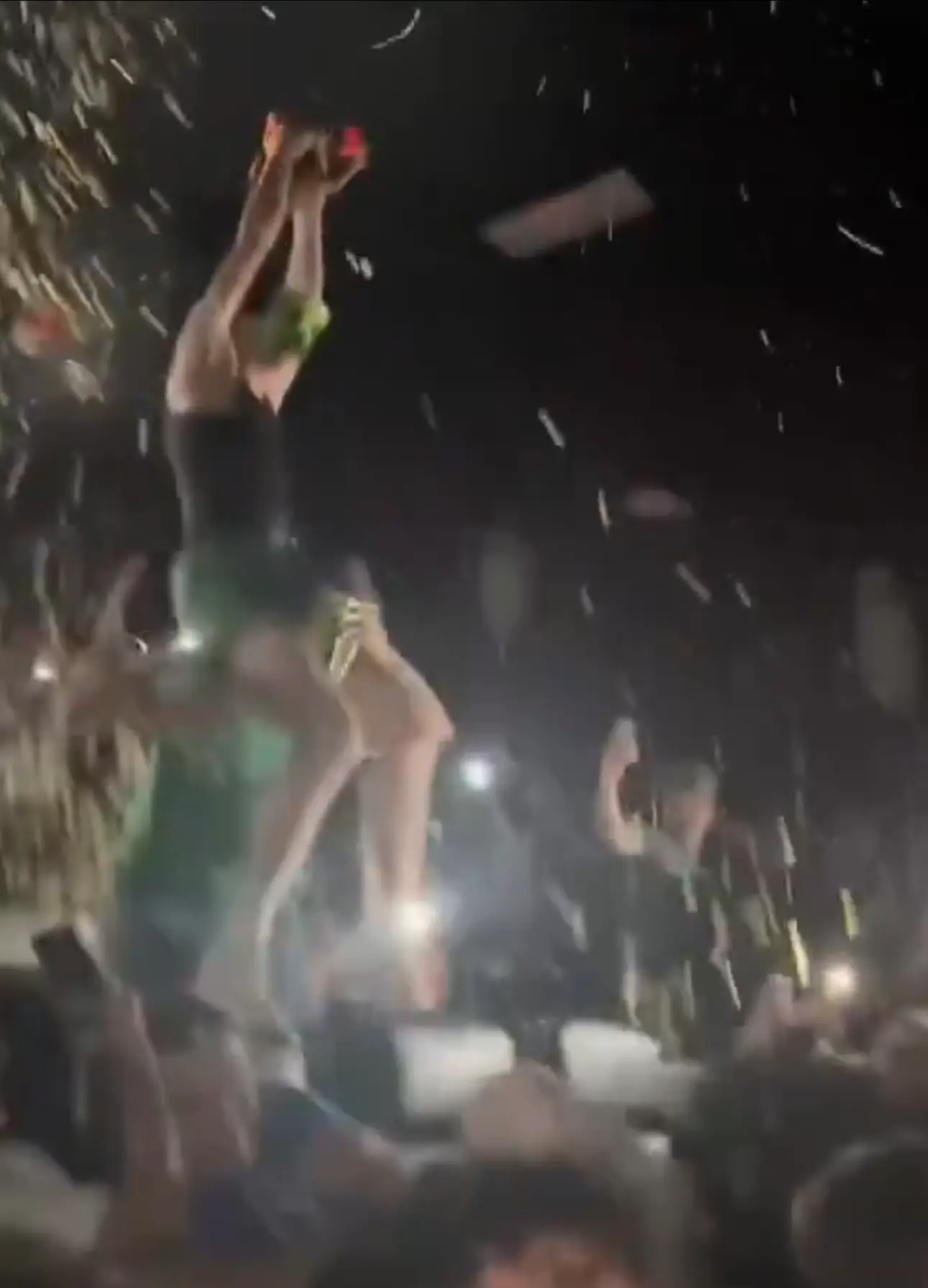 It's raining popcorn (X)