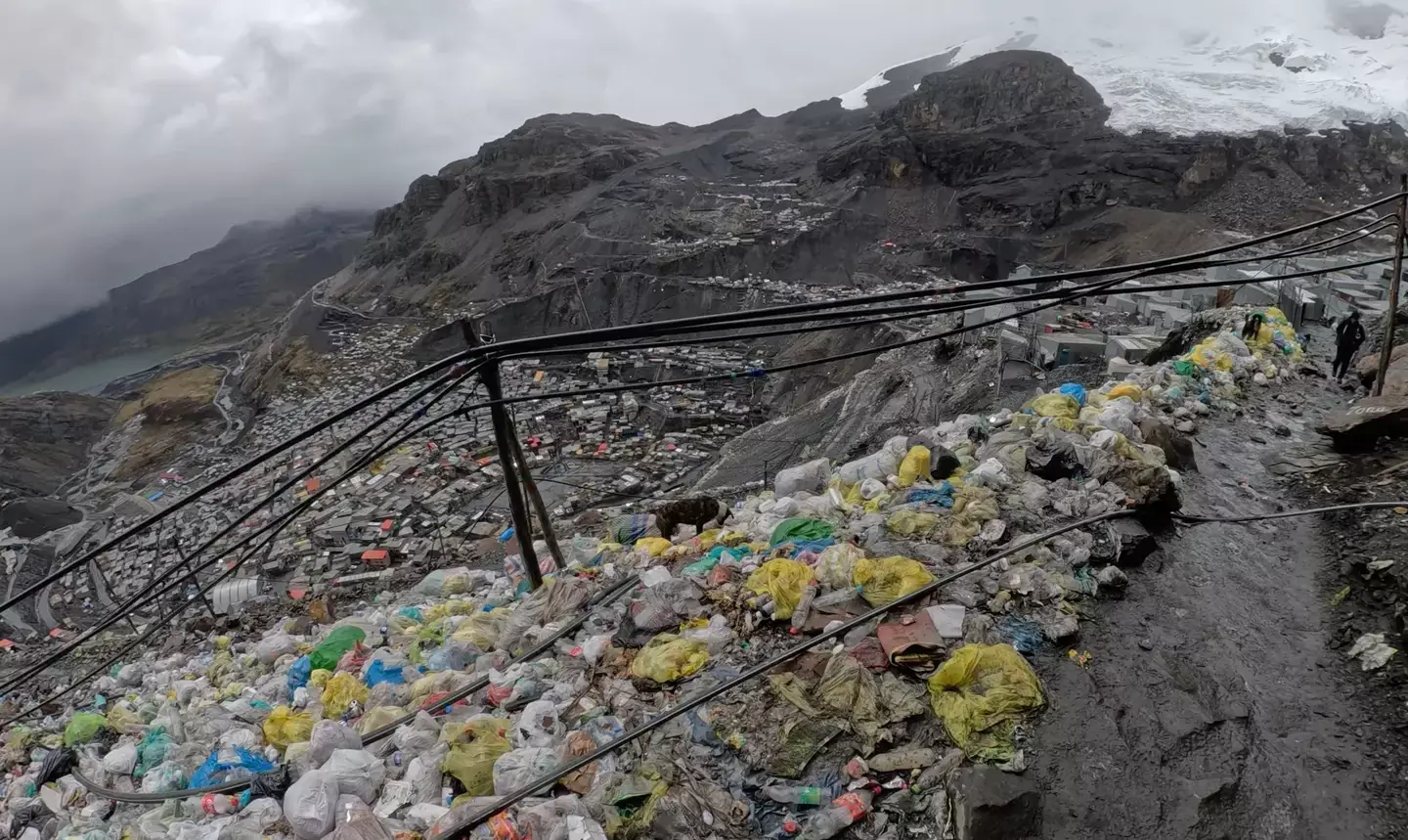 Rubbish is littered around La Rinconada (YouTube/Zazza The Italian)