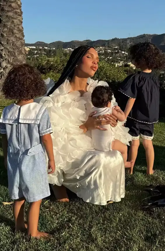 Nara Smith has revealed that her daughter Whimsy Lou has cancer (Instagram/@naraaziza)