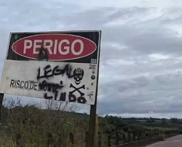 Brazil's Ponte do Esqueleto, or 'Skeleton Bridge', has a sign warning of death (Instagram)