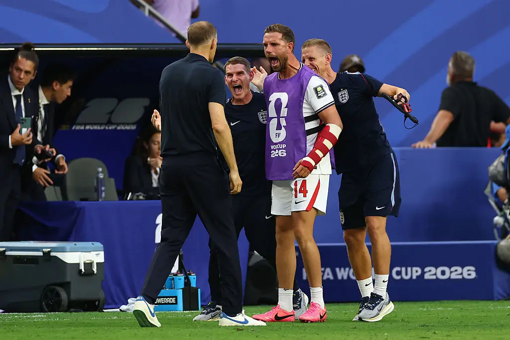 Henderson on the sidelines, sporting and a red and white cast on his arm (Chris Brunskill/Fantasista/Getty Images)
