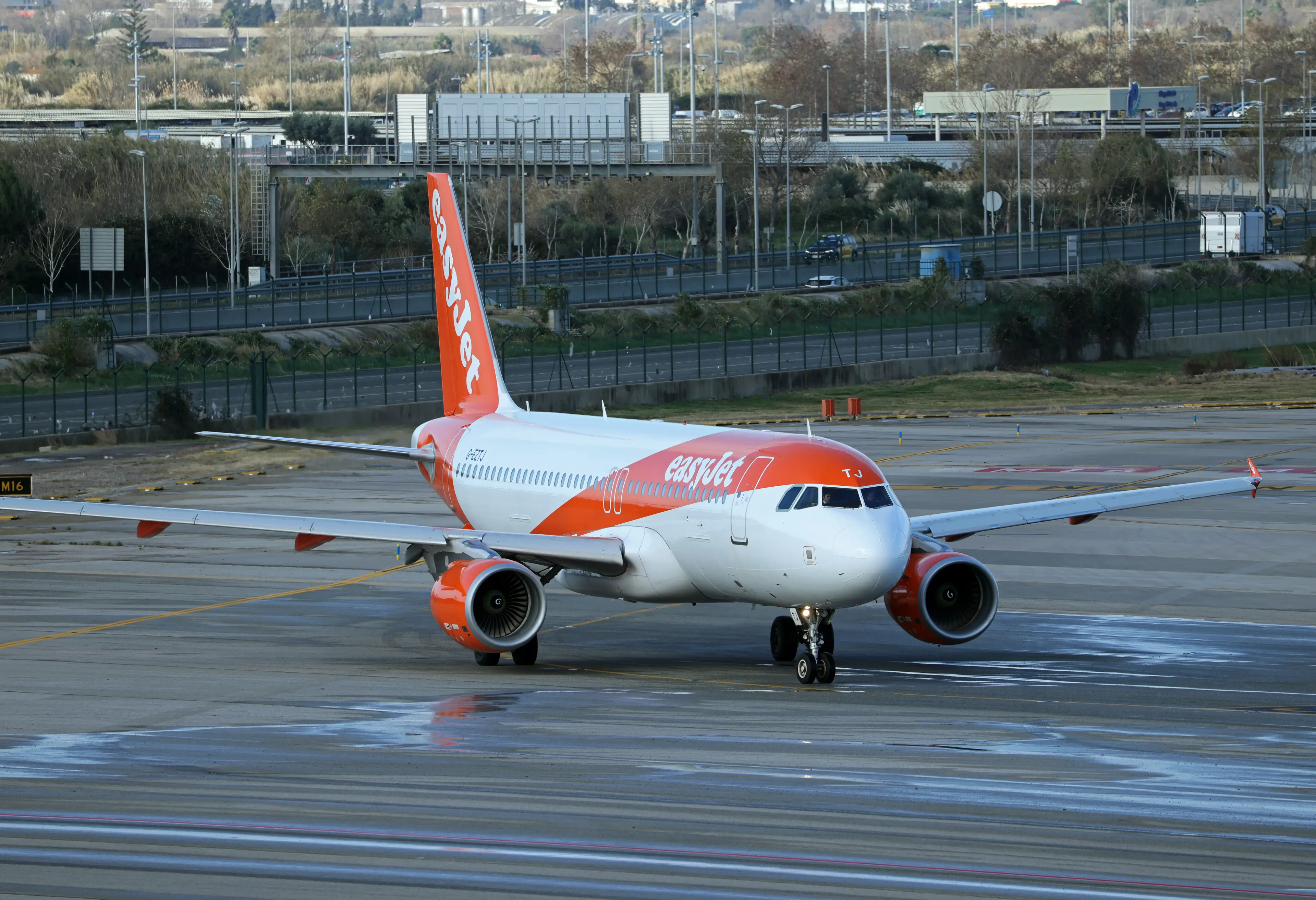 The plane was an easyJet Airbus A320 (Joan Valls/Urbanandsport/NurPhoto via Getty Images)