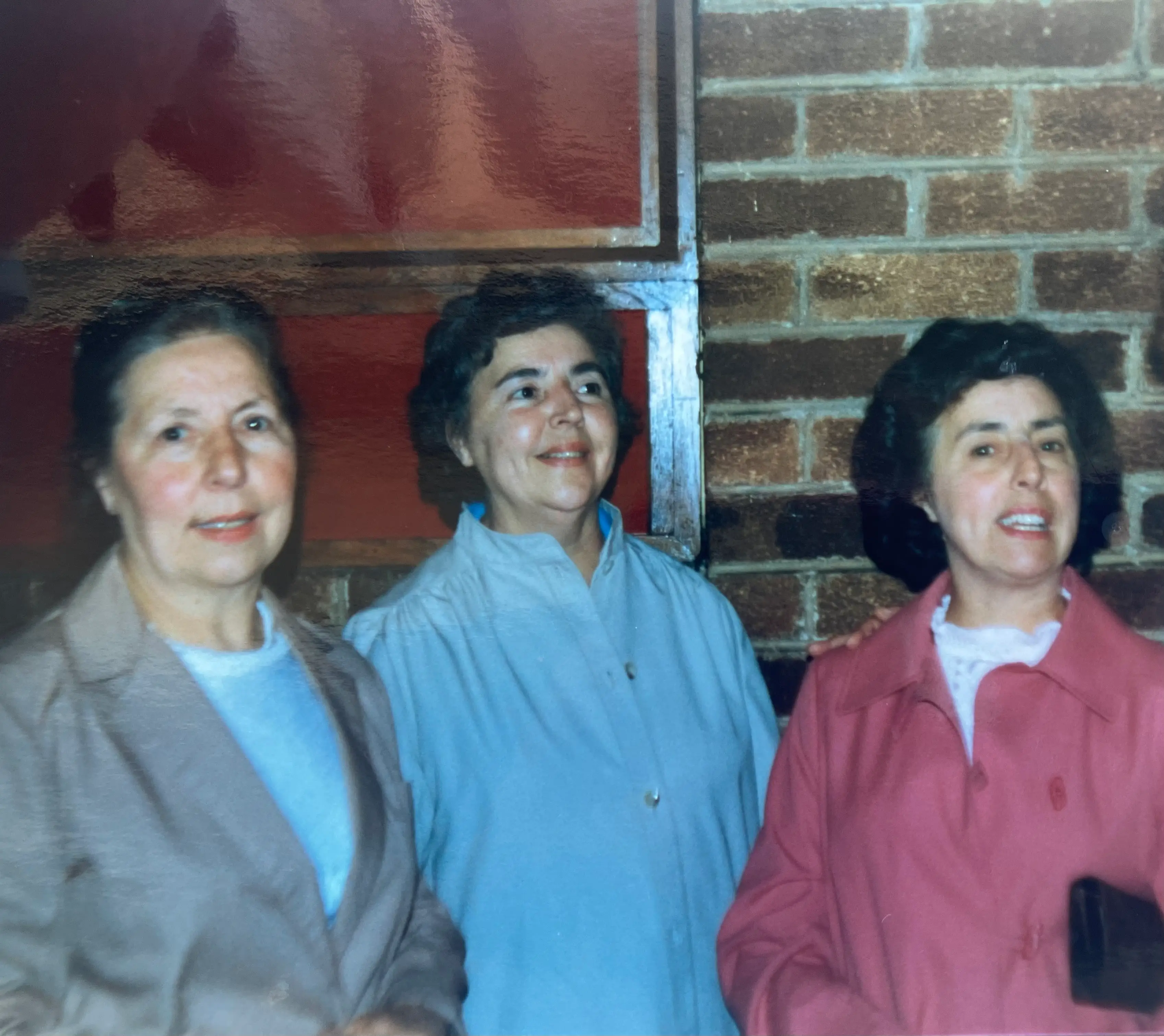 Mary (left) with her sisters, Dorothy and Ruth. (MEN)