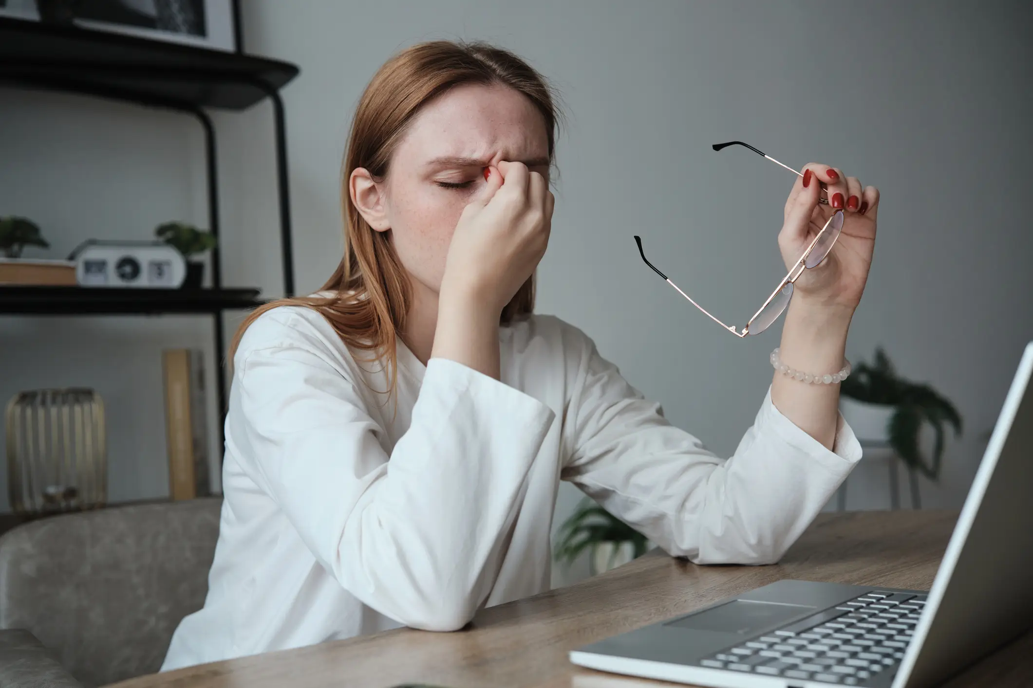 Experiencing floaters are normally nothing to worry about, however it's important to make sure they're not a sign of a detached retina (Getty Stock Images)