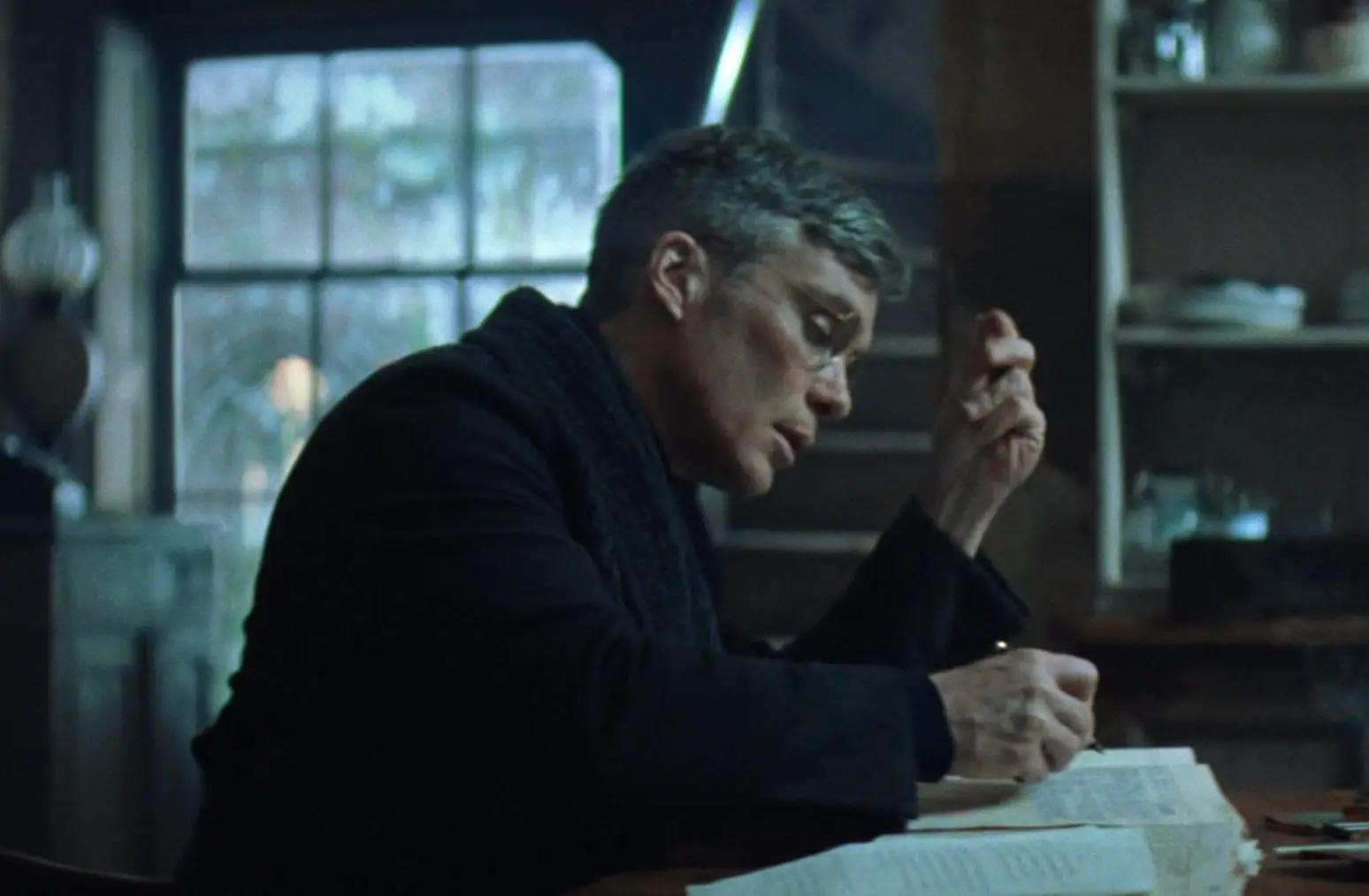 Tommy works on a book in the start of the film instead of leading the Shelbys (Netflix)