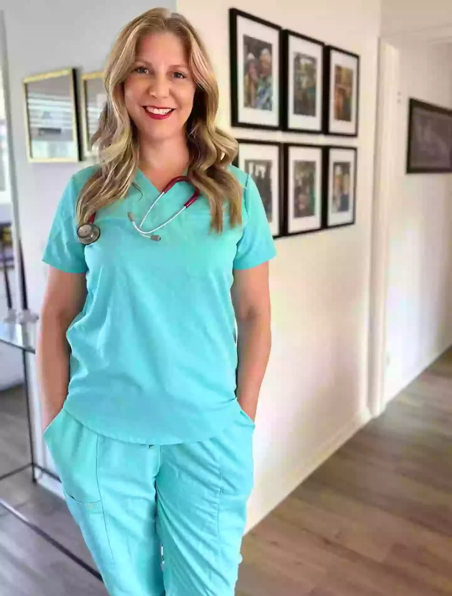 One person who hopes to help us break taboos on life and death is nurse Julie McFadden (Instagram/@hospicenursejulie)