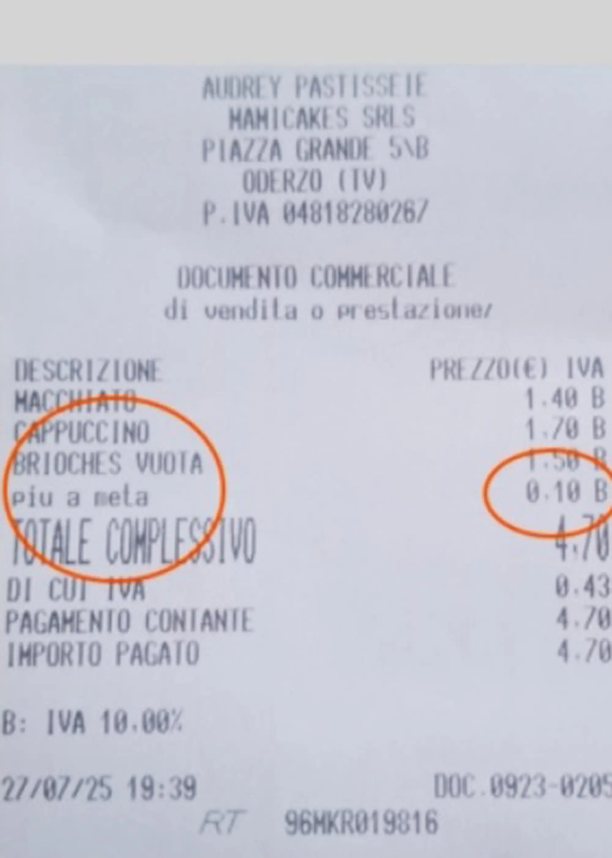 Another woman was charged for having her croissant cut in half (Newsflash/NX)