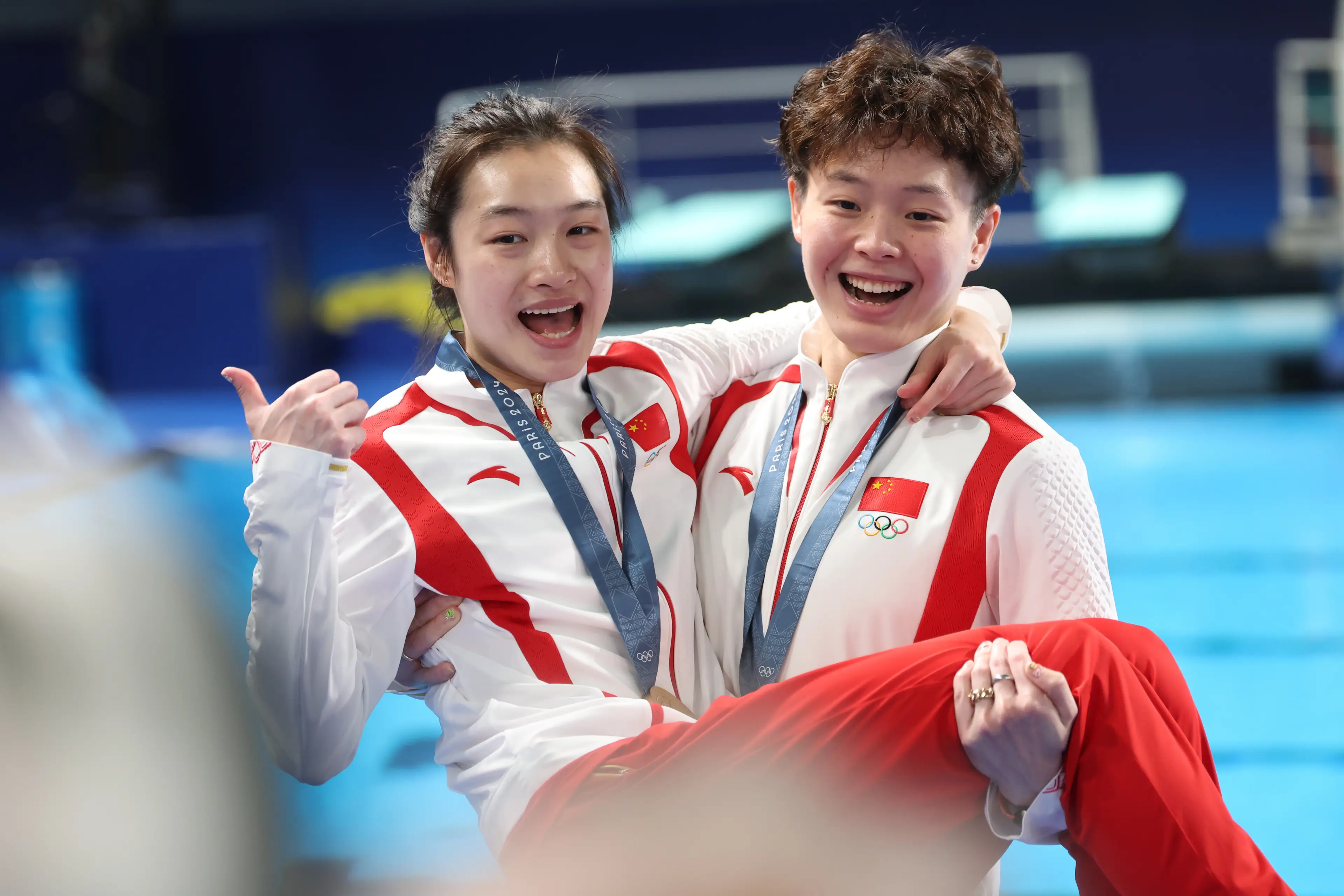 Chang Yani swooped up Chen Yiwen in a bridal carry (An Lingjun/CHINASPORTS/VCG via Getty Images)