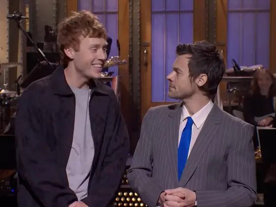 Harry shared a kiss with SNL star Ben Marshall (SNL)