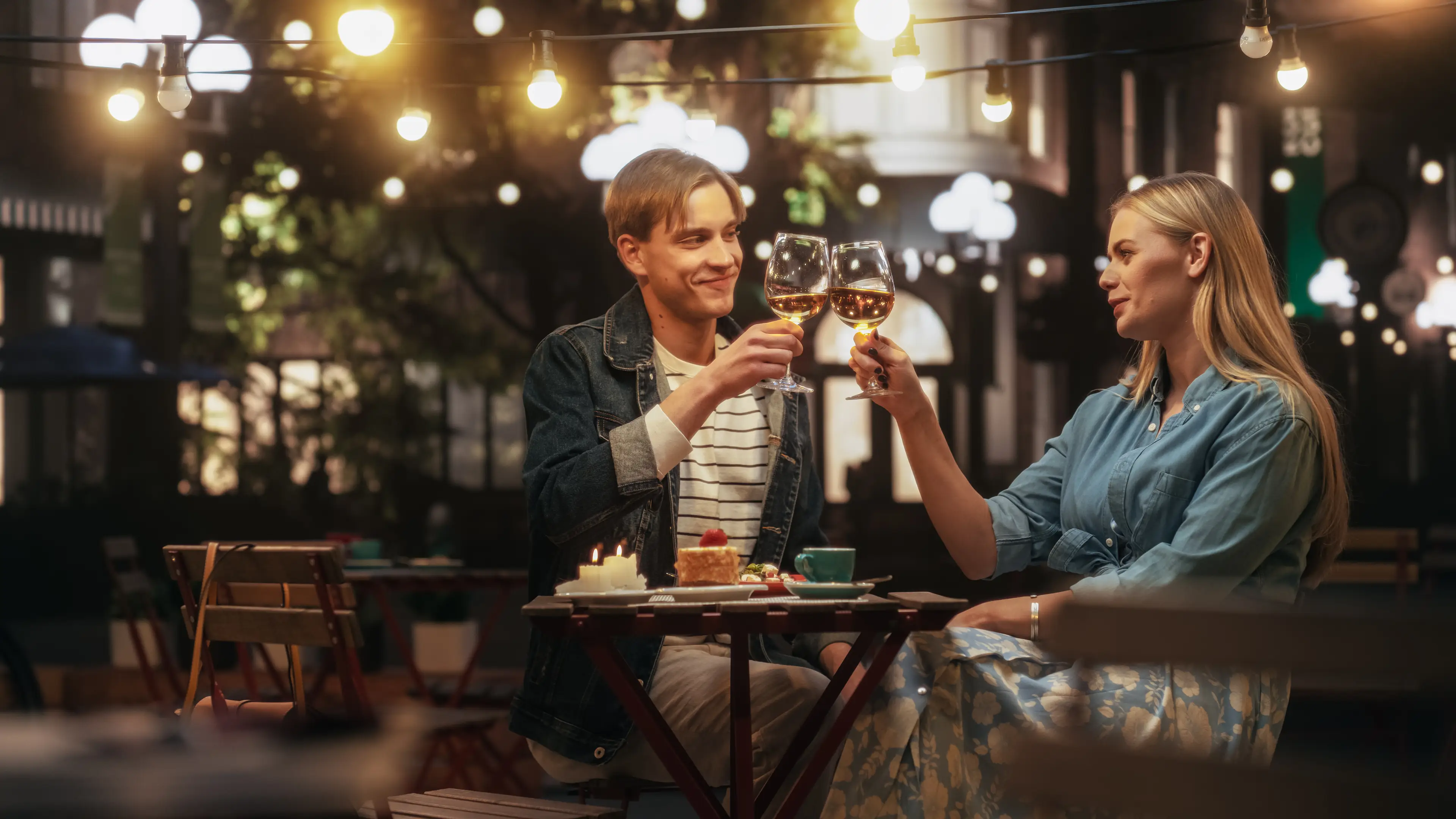 People warned over 'floodlighting' dating trend that you might be guilty of without realising