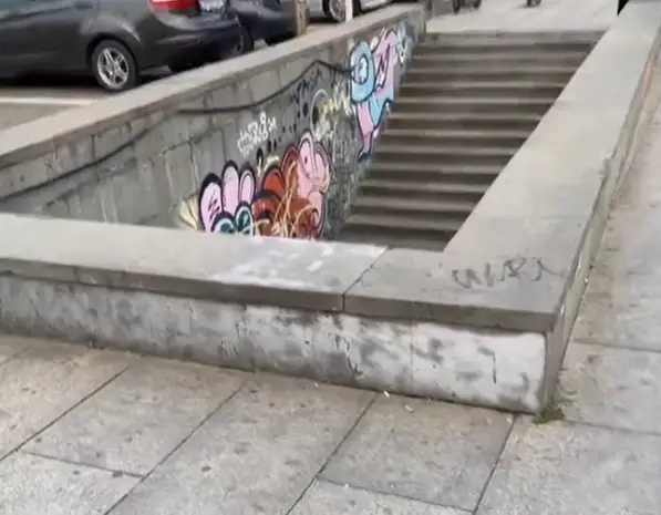 This is what the drop looks like from the other side, with a very short wall (TikTok/@ragacev)