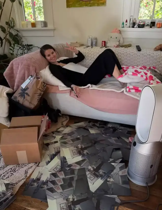 There's a lot going on in the image (Instagram/@selenagomez)