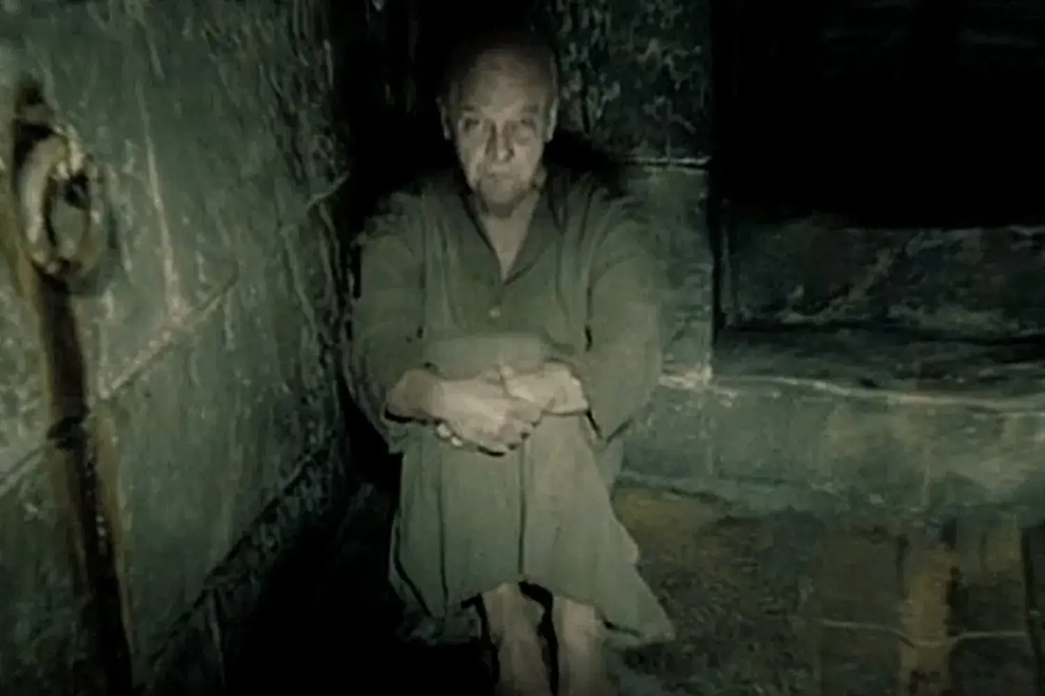 Byrne played present-day Grindelwald as an old man in prison. (Warner Bros.)